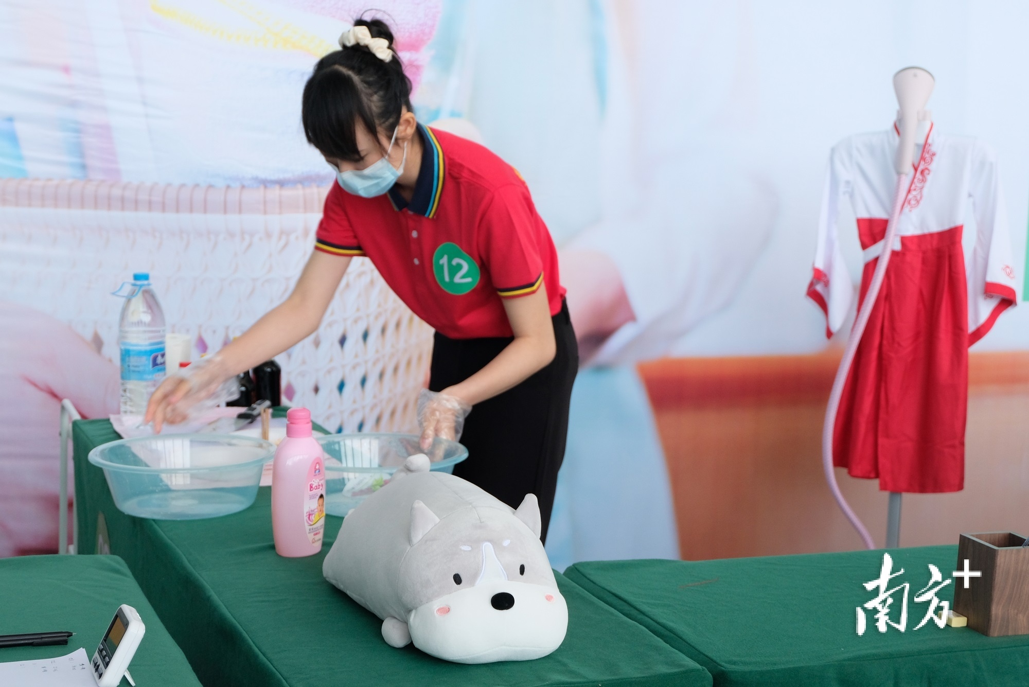 家政服务员比赛，选手在进行家居收纳。