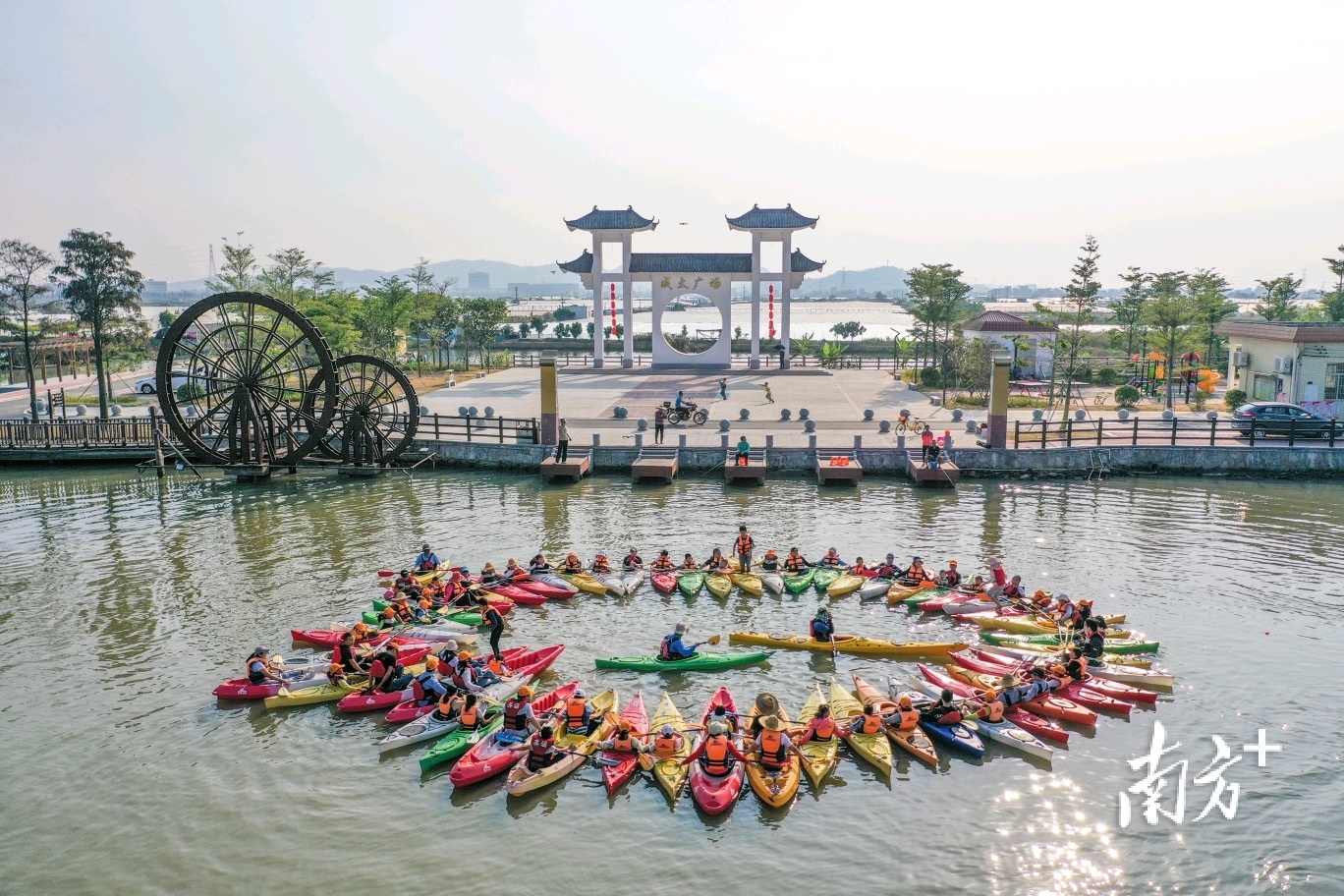 三板水乡可体验皮划艇项目。