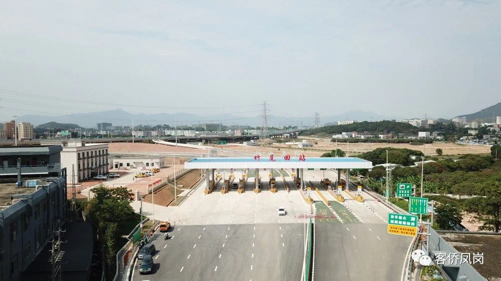 4月29日,深外环高速凤岗段竹尾田出入口正式通车运行,这是凤岗镇主城区第一条连接东莞中心城区和松山湖高新技术产业区的快速通道,标志着凤岗与深圳交通互通互联和融入粤港澳大湾区建设步伐再次提速。