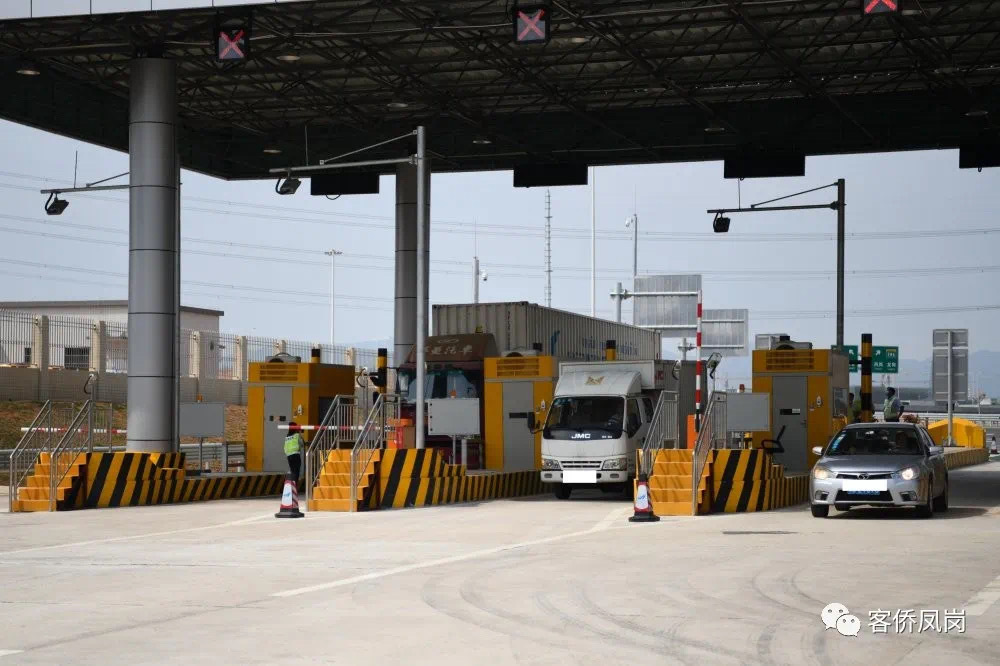 4月29日,深外环高速凤岗段竹尾田出入口正式通车运行,这是凤岗镇主城区第一条连接东莞中心城区和松山湖高新技术产业区的快速通道,标志着凤岗与深圳交通互通互联和融入粤港澳大湾区建设步伐再次提速。