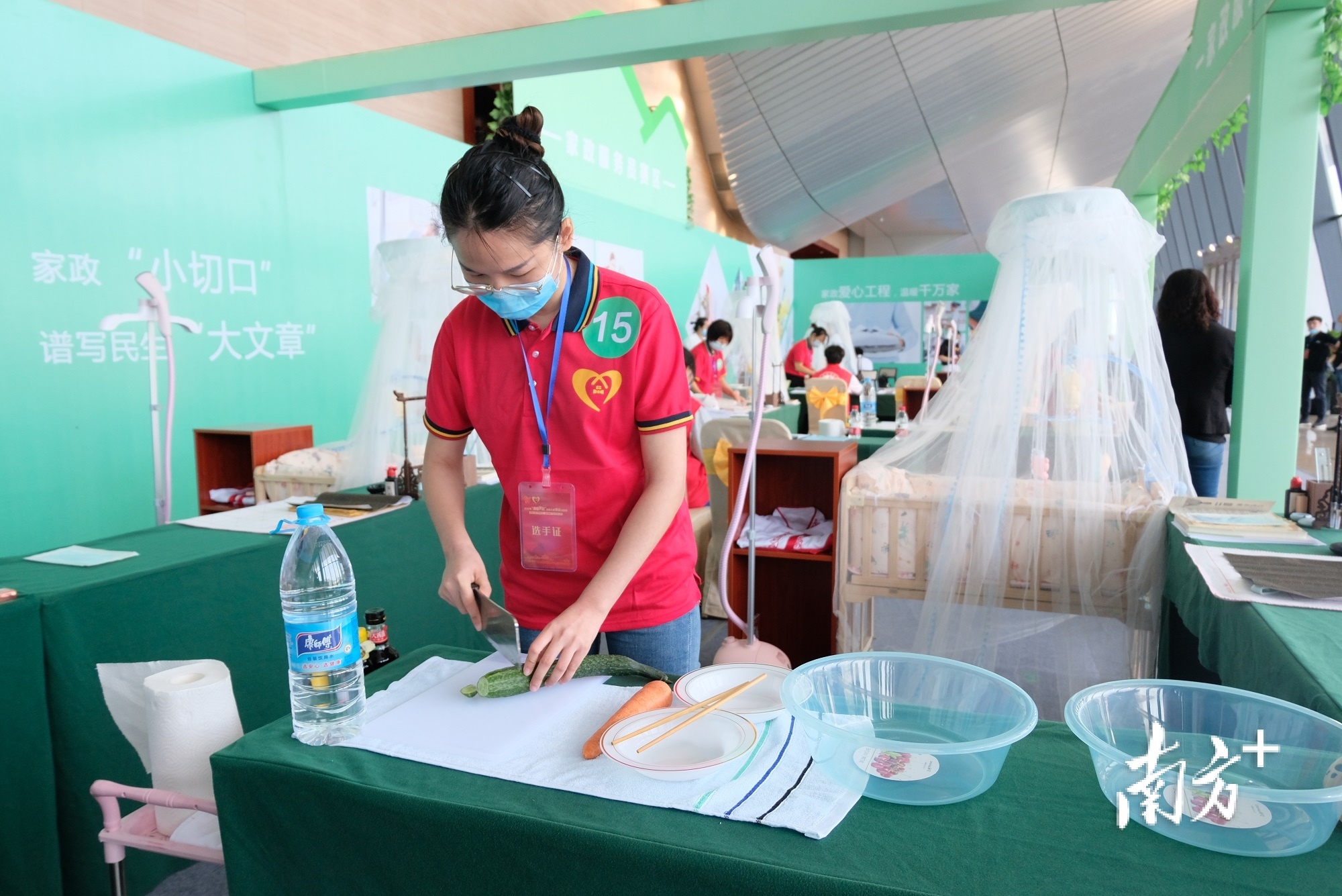 家政服务员比赛，选手在制作家庭餐。