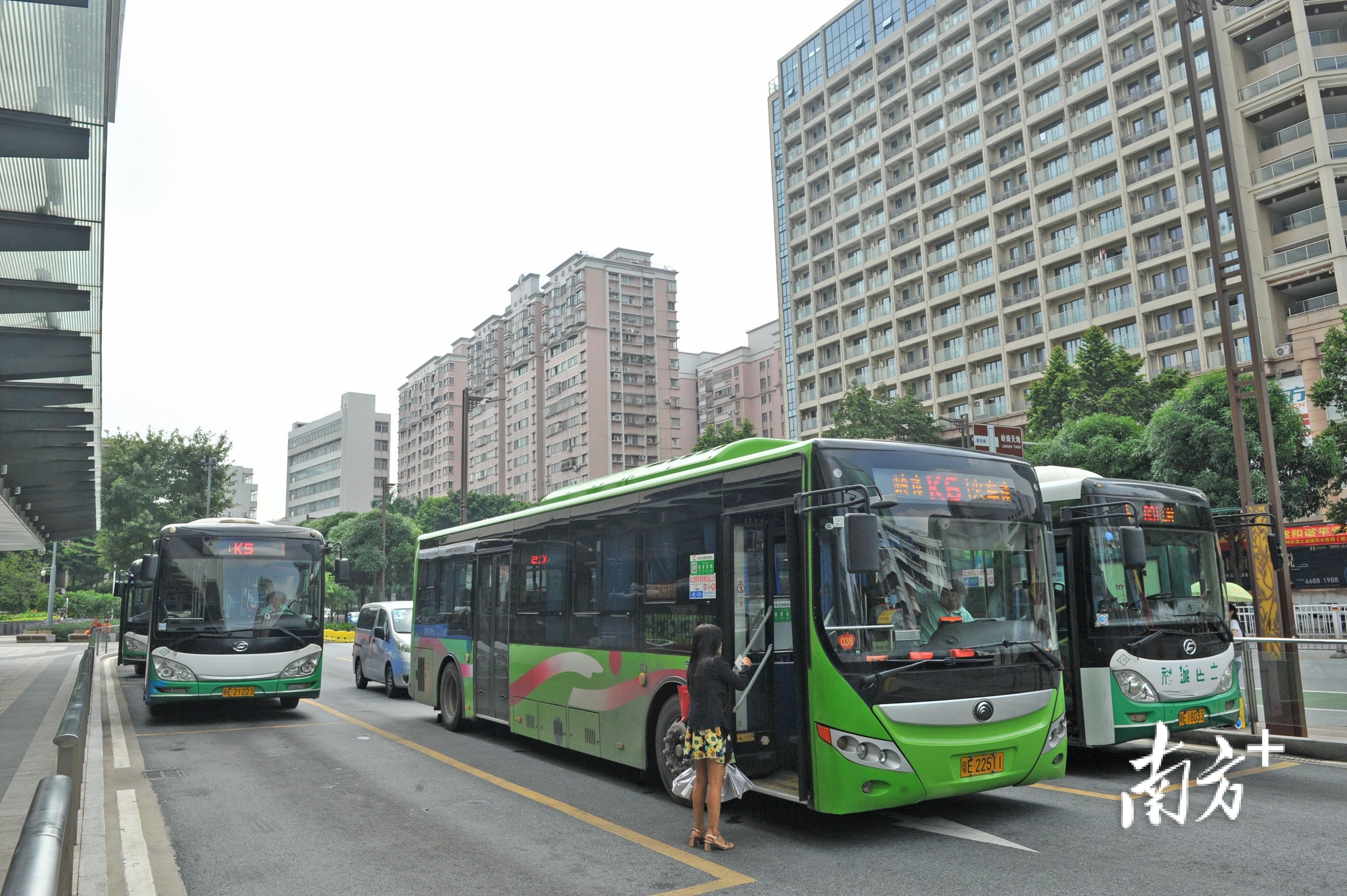 佛山市内公交高峰平均运营速度不低于15km/h.戴嘉信 摄