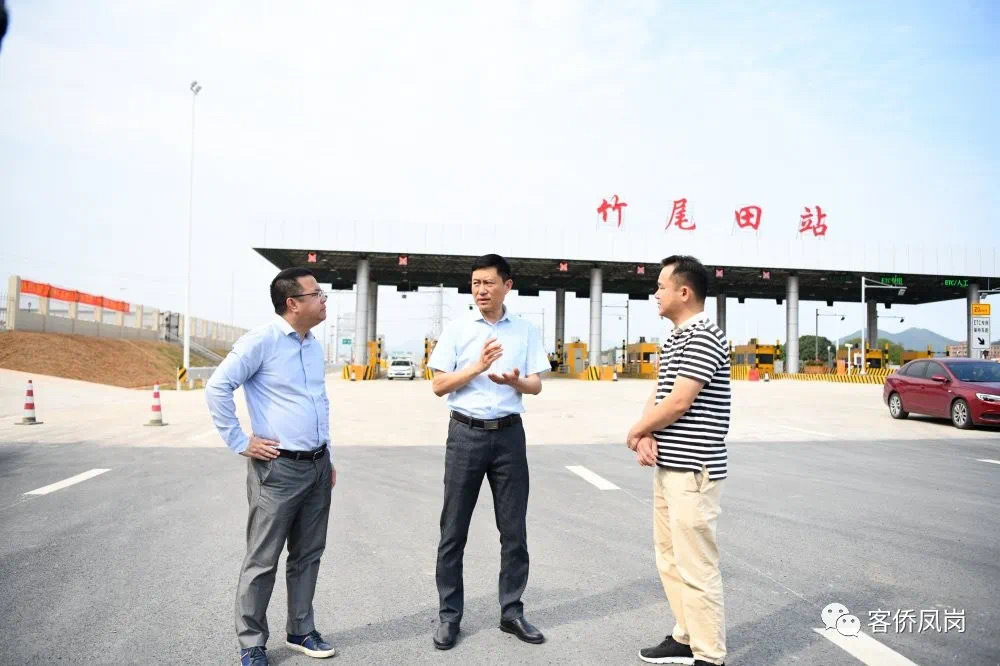 4月29日,深外环高速凤岗段竹尾田出入口正式通车运行,这是凤岗镇主城区第一条连接东莞中心城区和松山湖高新技术产业区的快速通道,标志着凤岗与深圳交通互通互联和融入粤港澳大湾区建设步伐再次提速。