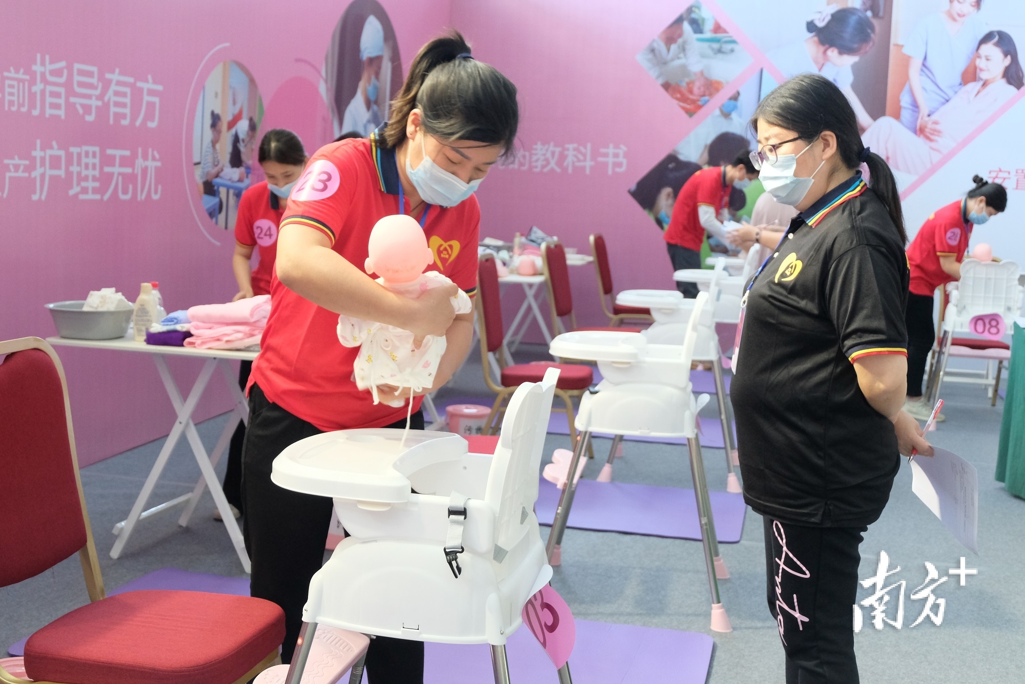 育婴员比赛中，选手展示育婴技能。