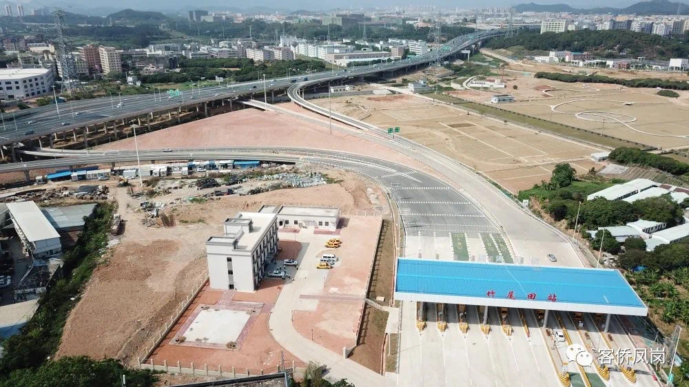 4月29日,深外环高速凤岗段竹尾田出入口正式通车运行,这是凤岗镇主城区第一条连接东莞中心城区和松山湖高新技术产业区的快速通道,标志着凤岗与深圳交通互通互联和融入粤港澳大湾区建设步伐再次提速。