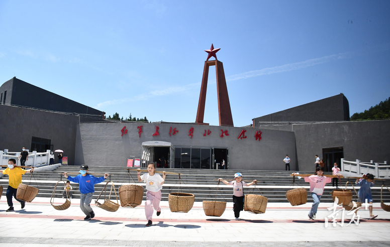 担箩筐体验。谭慧娴 摄 担箩筐体验。谭慧娴 摄