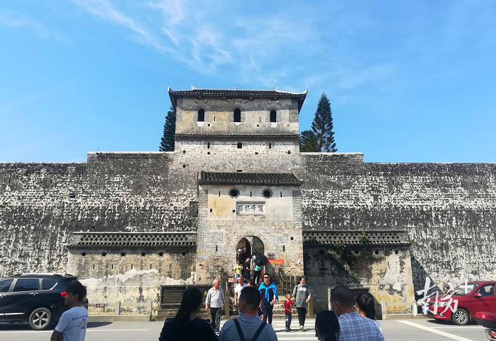 双峰寨引游人。黄少云 摄