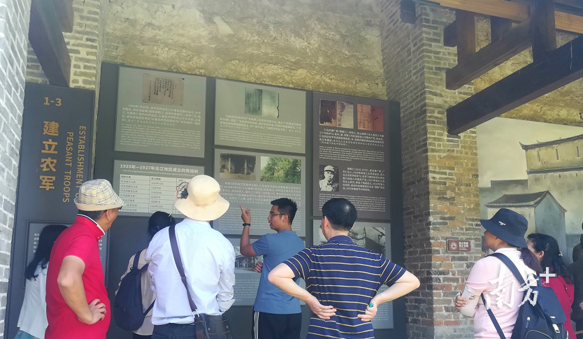 游客参观仁化暴动陈展。黄少云 摄