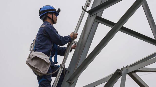 “电网蜘蛛侠”冯进杰：数十米高空走线忙，用星星之火守护万家灯火