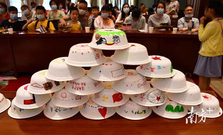 手绘红军碗。谭慧娴 摄 手绘红军碗。谭慧娴 摄