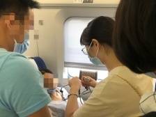 动车上孕妇突发昏厥，这名95后医生挺身而出……