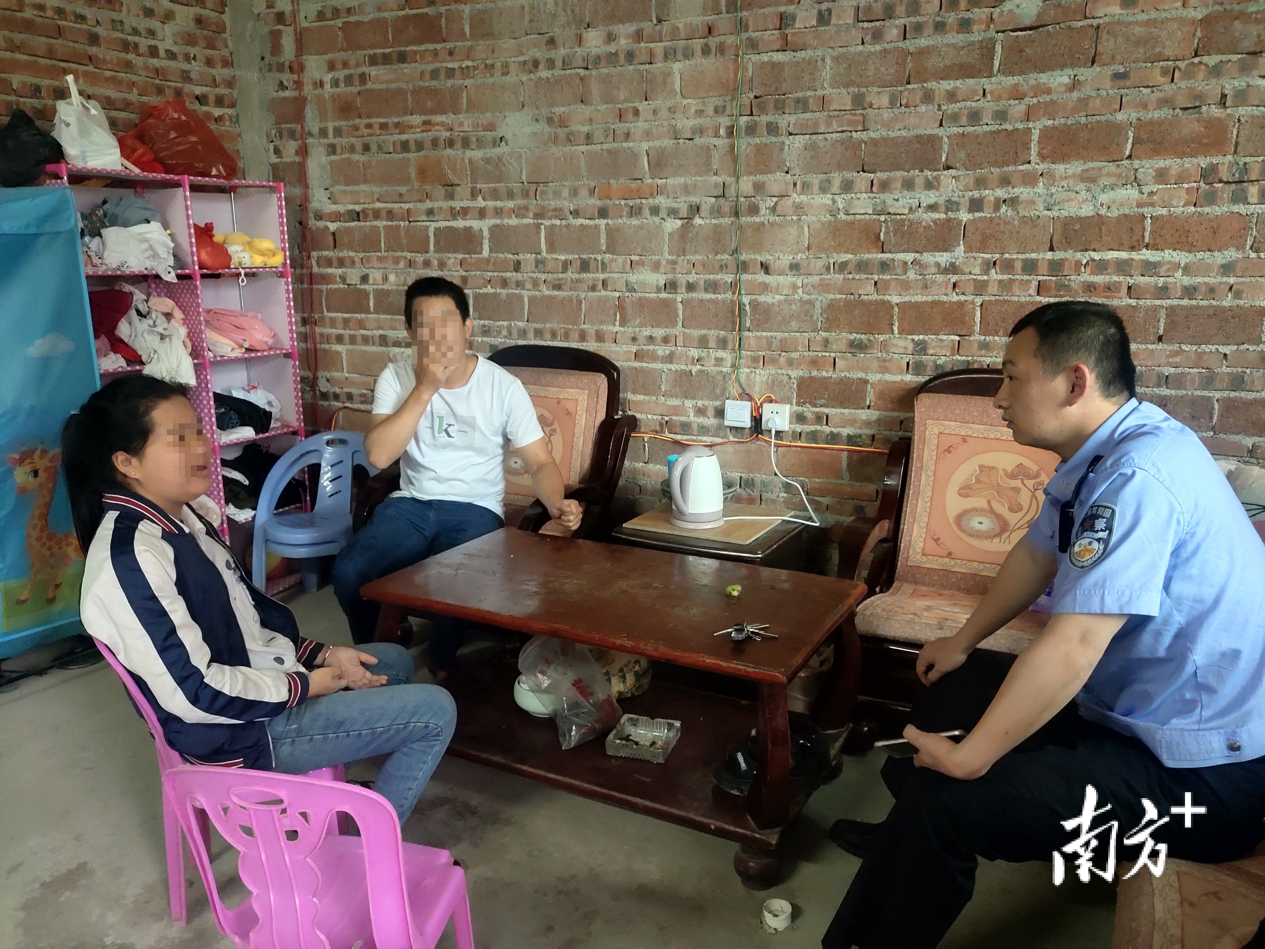 5月3日,饶平县局上饶派出所民警前往当事人家中进行电诈宣传和劝阻。 5月3日,饶平县局上饶派出所民警前往当事人家中进行电诈宣传和劝阻。