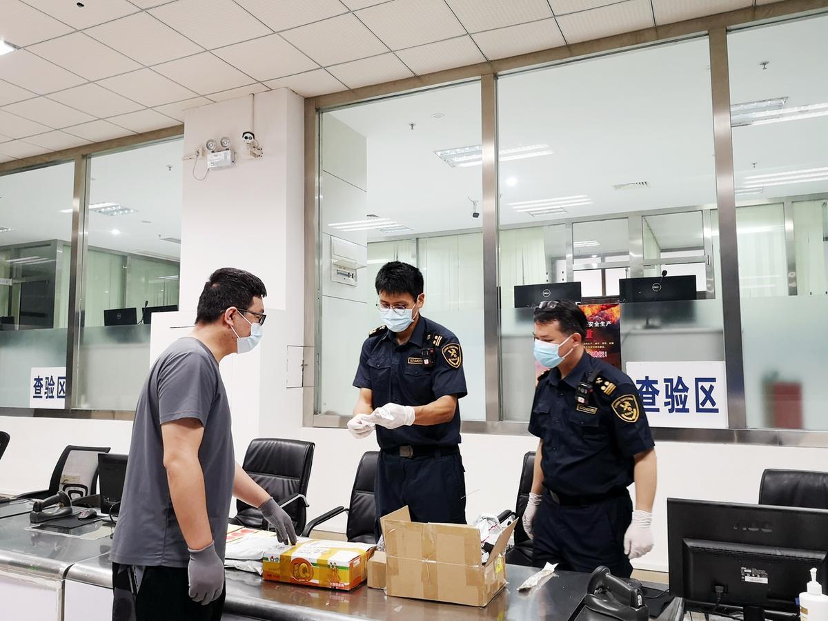 青茂海关保证‘五一’假期跨境电商商品及时通关 青茂海关保证‘五一’假期跨境电商商品及时通关