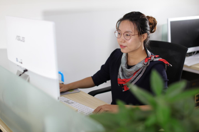 工作中的张莹莹。