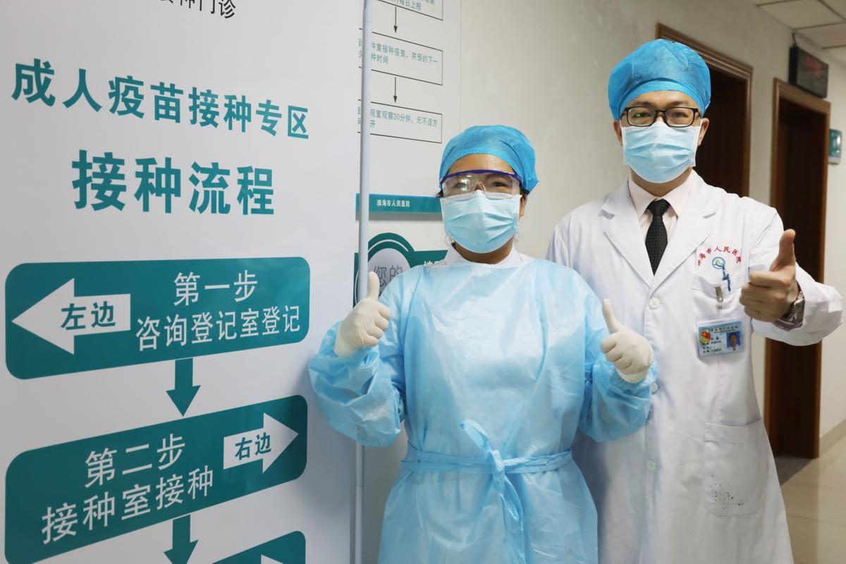 市人民医院呼吸与危重症医学科主治医师张毅和护士罗兰桂放弃休假,为港澳流动渔民接种新冠疫苗。 市人民医院呼吸与危重症医学科主治医师张毅和护士罗兰桂放弃休假,为港澳流动渔民接种新冠疫苗。