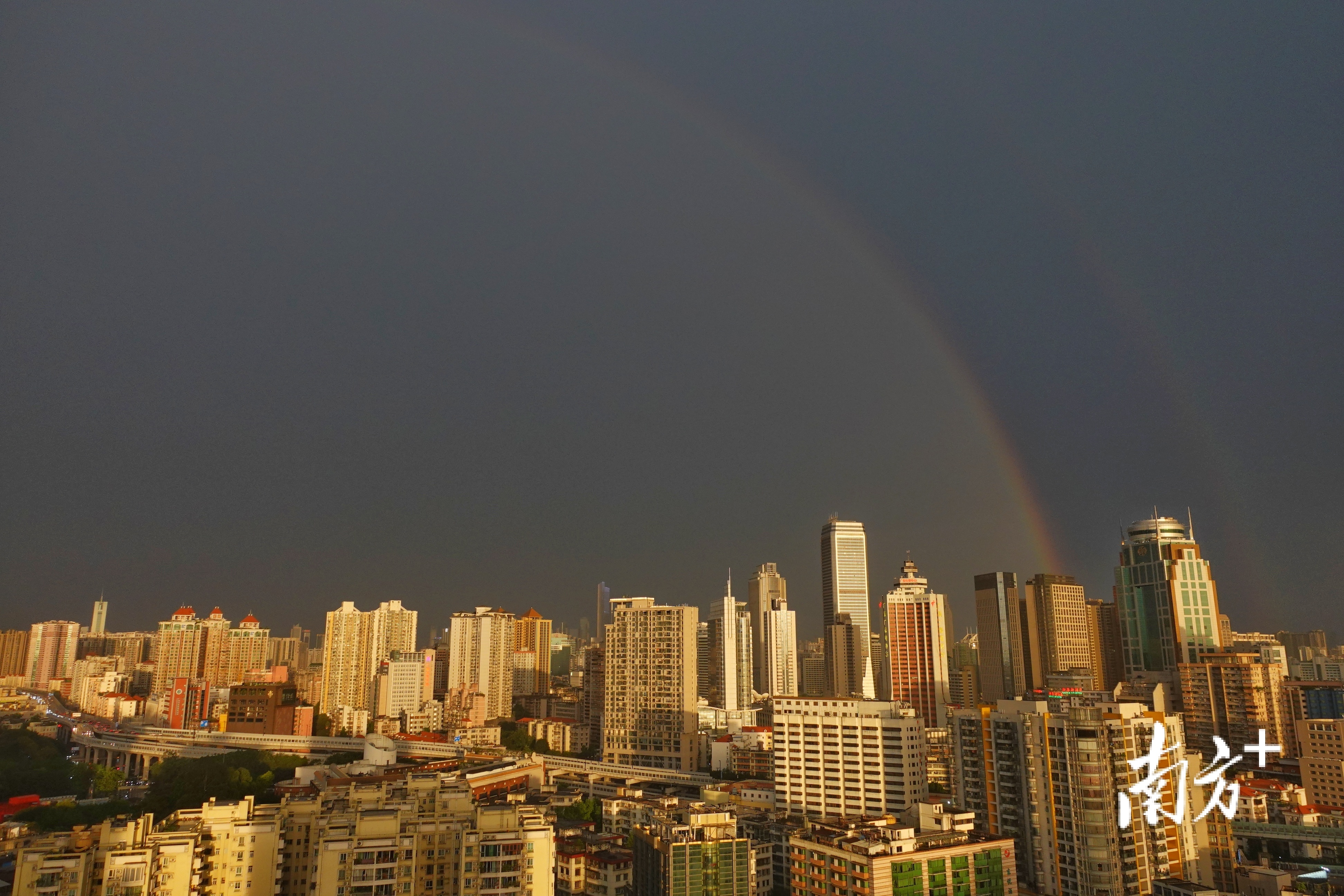 图集广州强雷雨暂歇闪现双彩虹