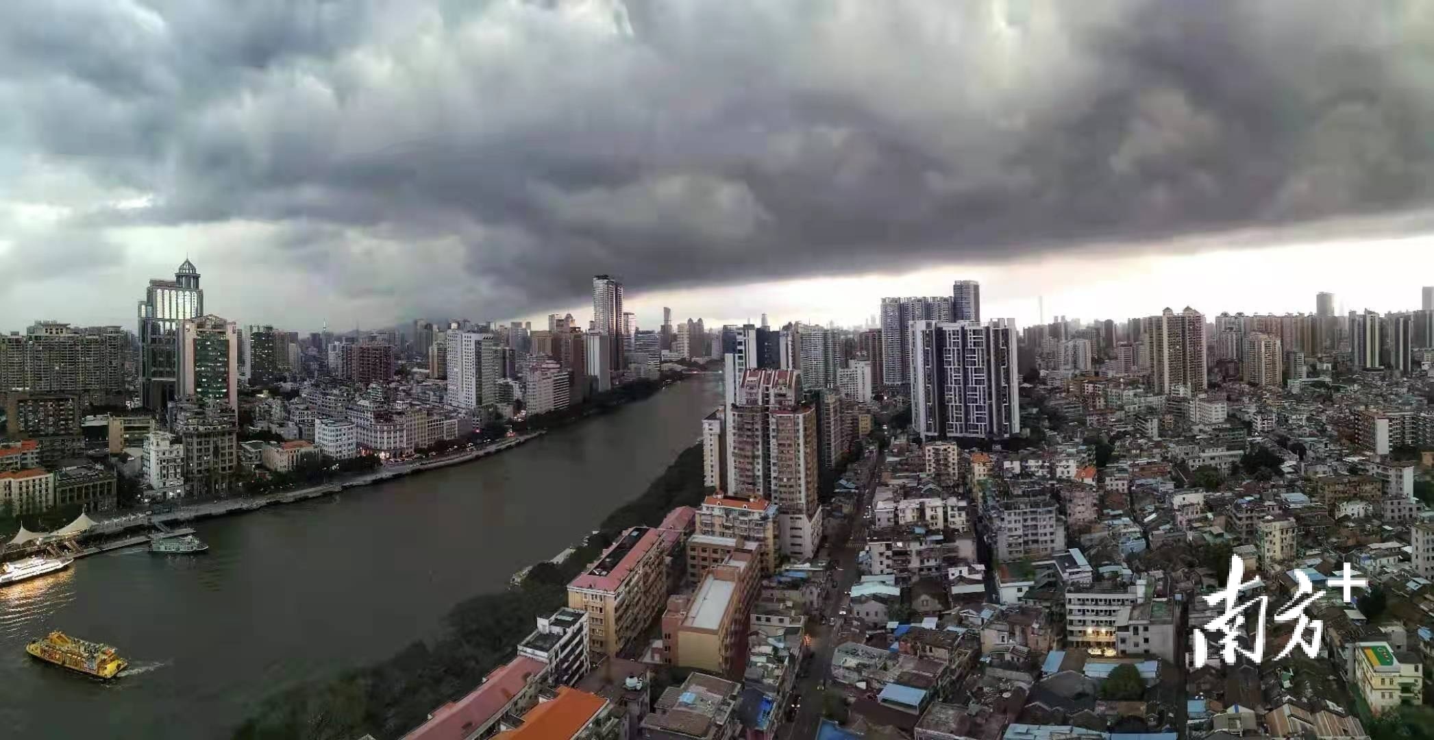 阵雨降临广州.南方拍客 健仔 摄
