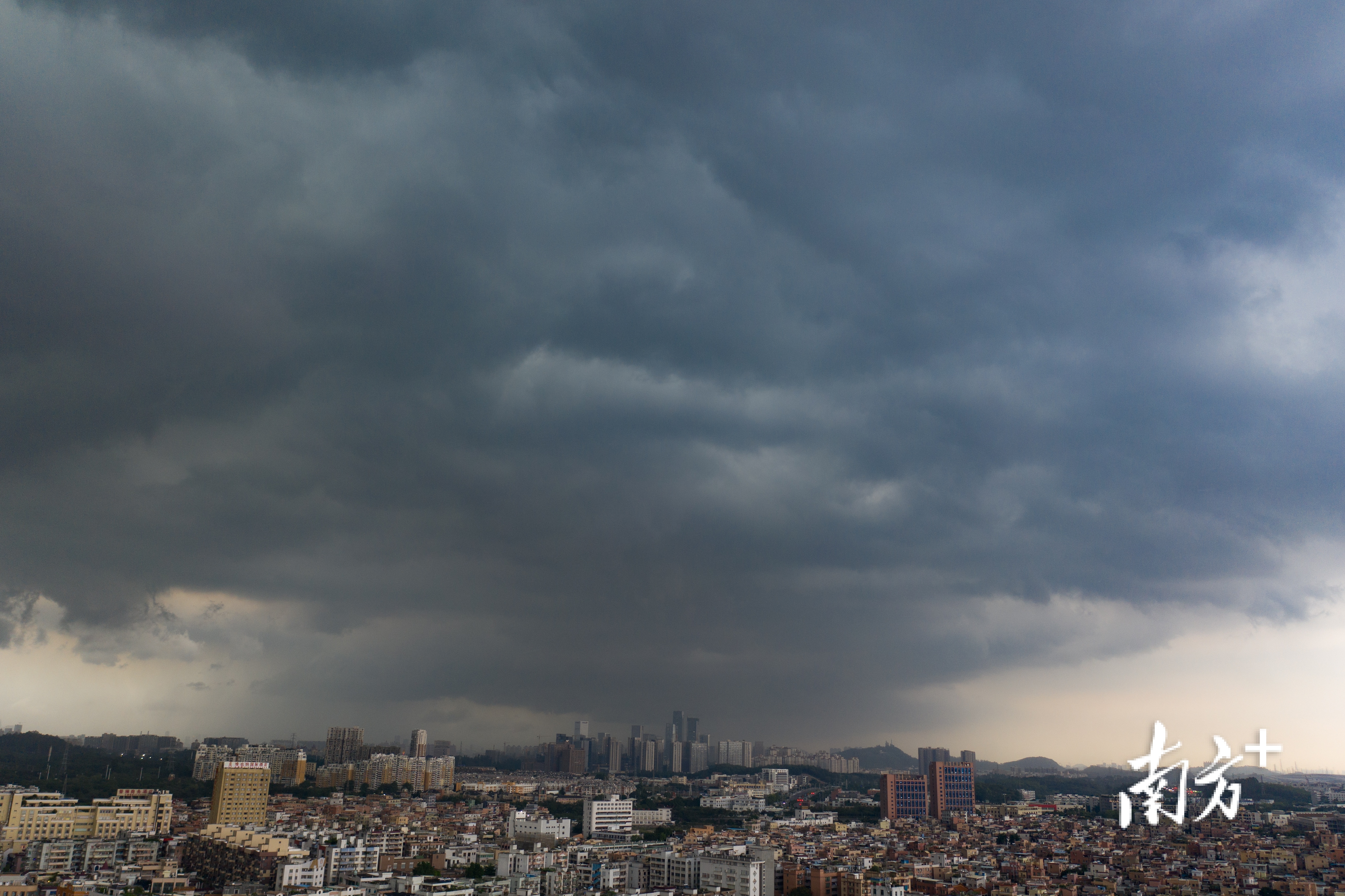 广州番禺南村万博。南方拍客 下雨 摄 广州番禺南村万博。南方拍客 下雨 摄