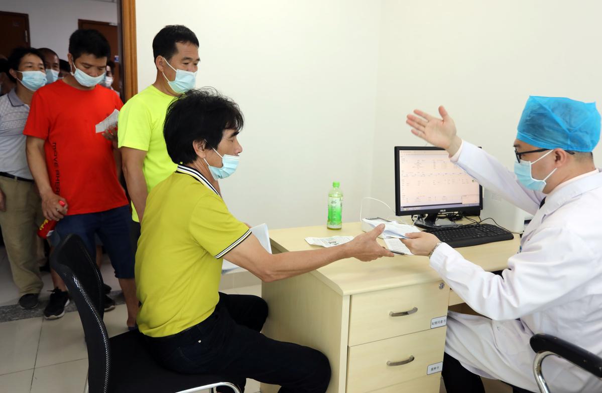 医生张毅为港澳流动渔民接种新冠疫苗提供咨询、登记。 医生张毅为港澳流动渔民接种新冠疫苗提供咨询、登记。