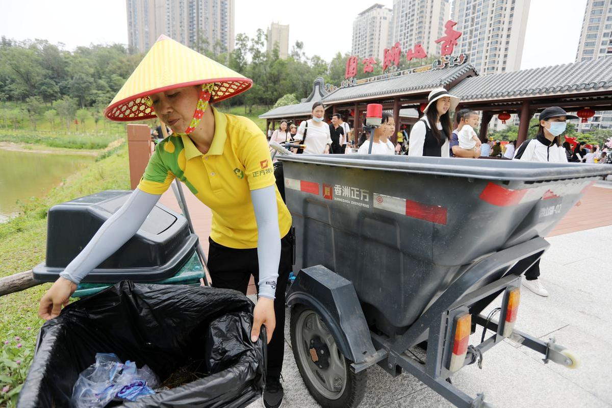 谭梅在工作中。 谭梅在工作中。