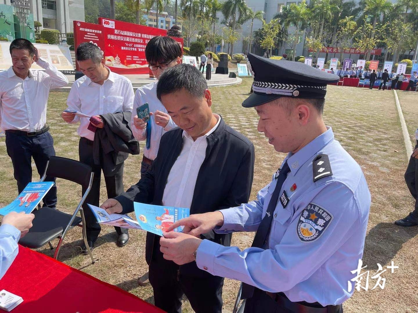 4月12日,潮州市反诈骗中心与韩师在校师生开展面对面反诈防骗宣讲活动。 4月12日,潮州市反诈骗中心与韩师在校师生开展面对面反诈防骗宣讲活动。