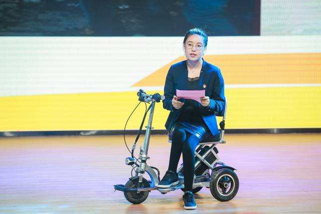 张莹莹在舞台上向大家分享个人的成长故事。