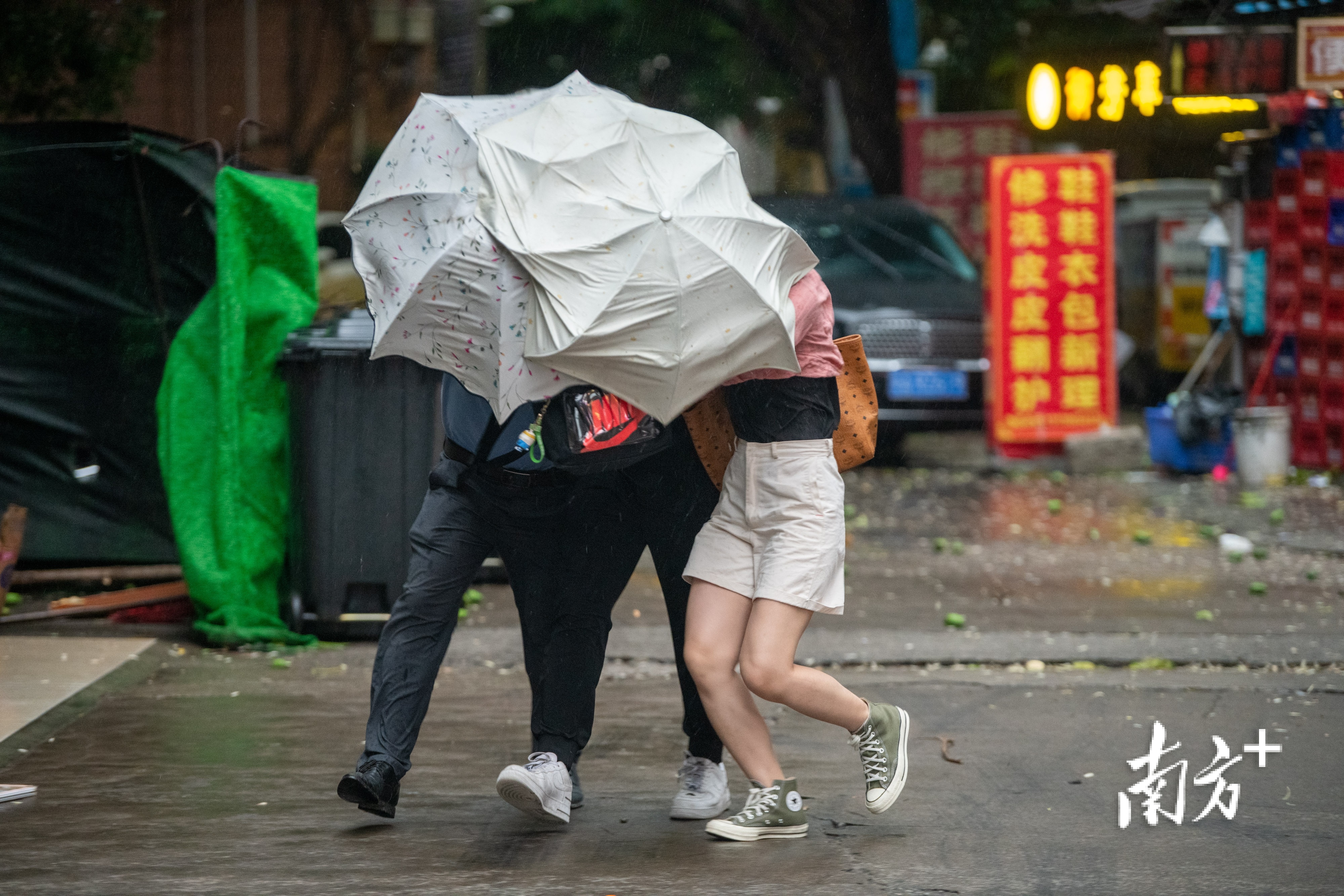 图集广州强雷雨暂歇闪现双彩虹