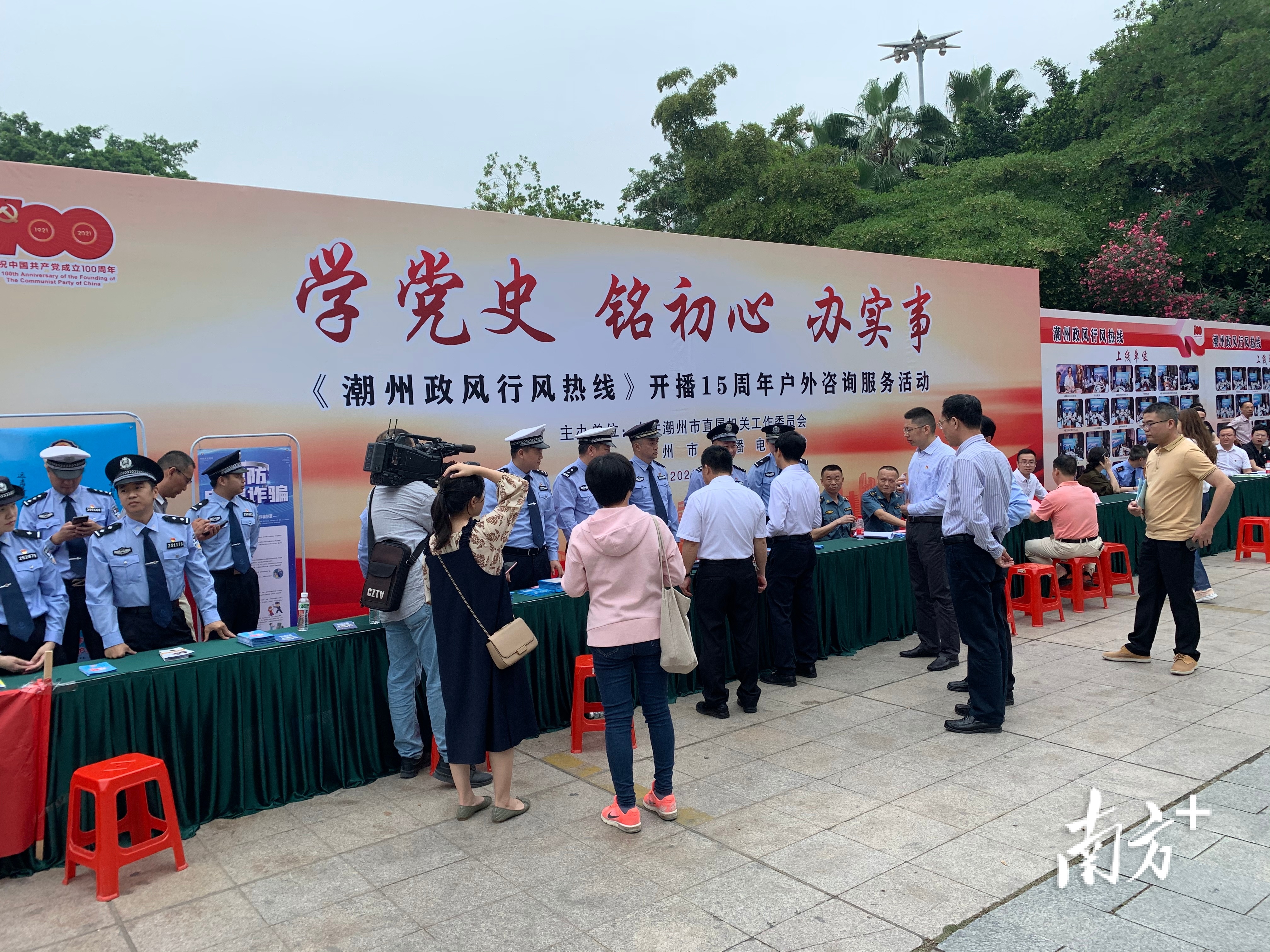 4月27日,潮州市反诈骗中心在市人民广场开战户外咨询服务活动。 4月27日,潮州市反诈骗中心在市人民广场开战户外咨询服务活动。