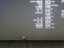 东莞男童踢打影院屏幕引热议，专家支招解决熊孩子家庭教育难题