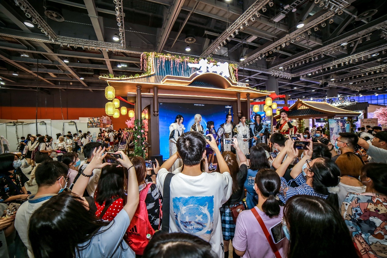  萤火虫漫展现场。