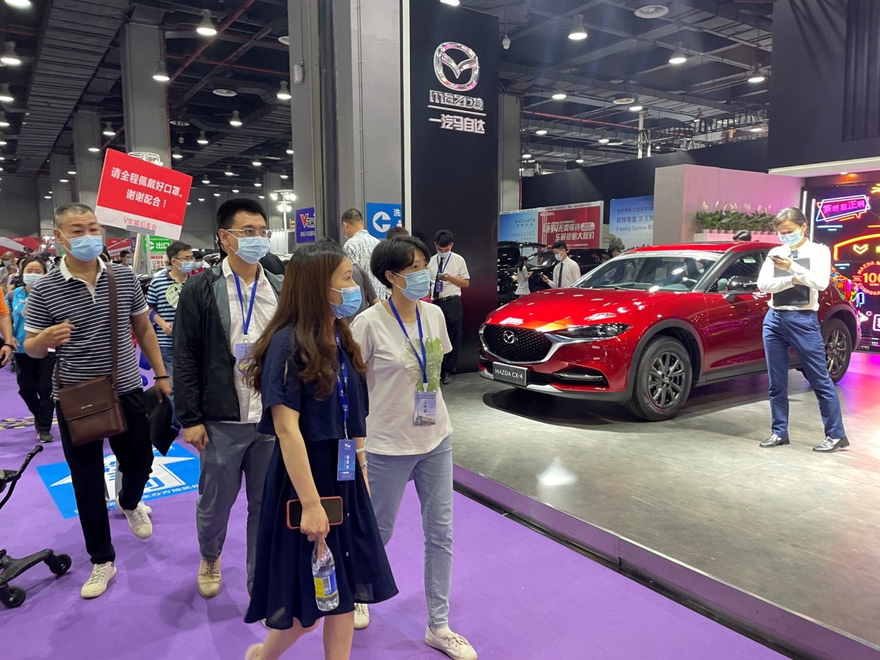  督导检查组工作人员展会现场督导检查。