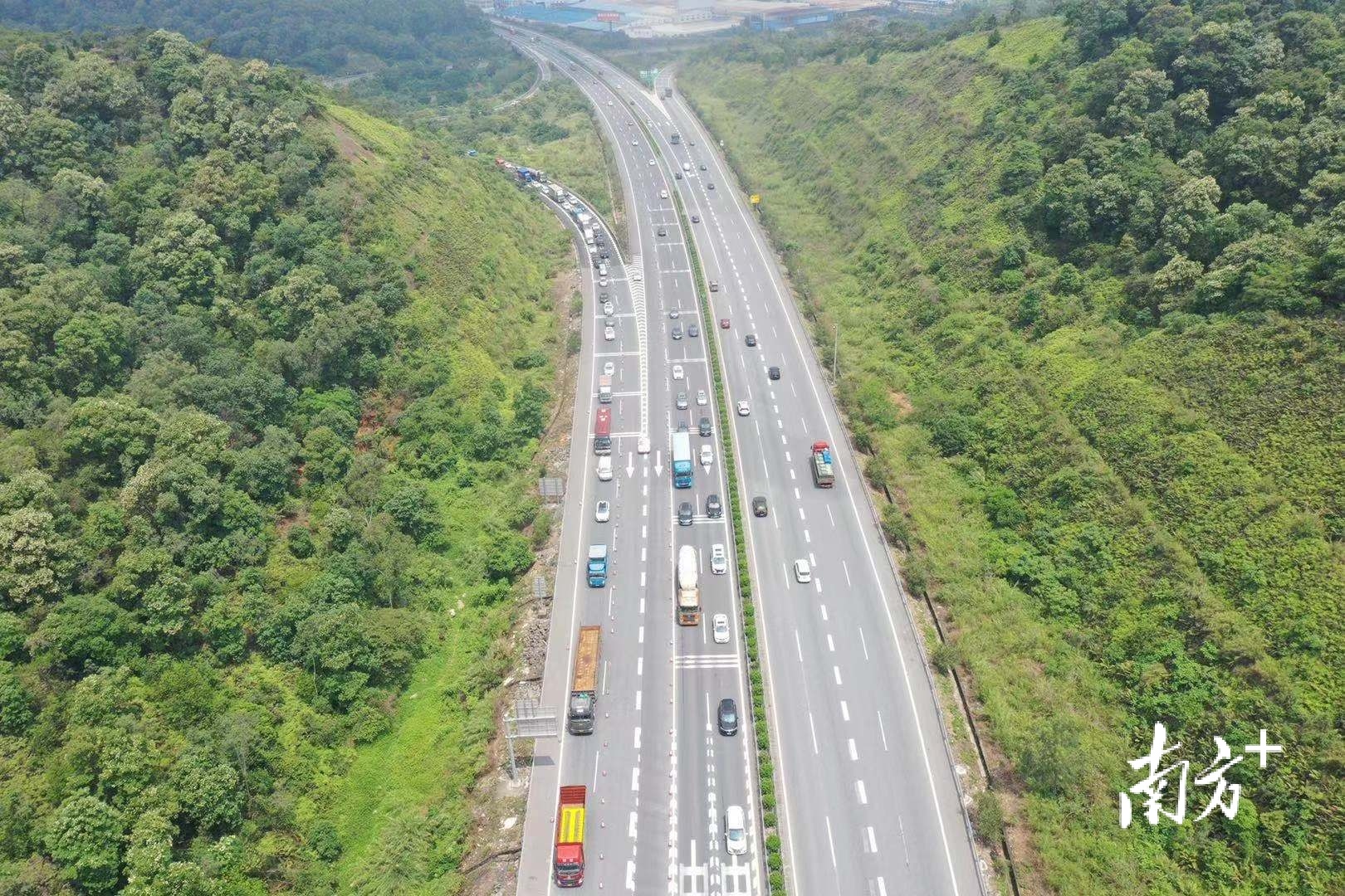 5月4日 5月5日 严阵以待应对返程高峰 上午10时,深岑高速往中山方向