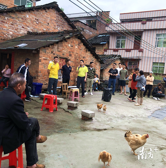 松树塝村党员群众大会上，丰阳镇党委书记李剑平对群众提出的疑问进行解答。