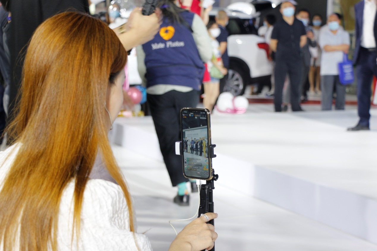  华南国际车展网红直播现场。