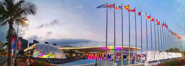 首届中国国际消费品博览会在海南国际会展中心举办。