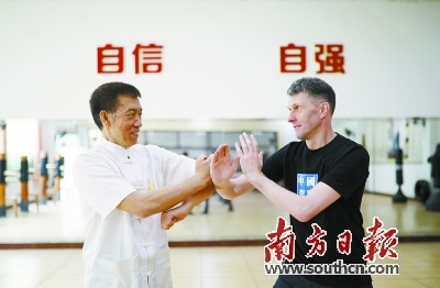 咏春拳传承人郭伟湛教授外国武术爱好者。南方日报记者 王良珏 摄