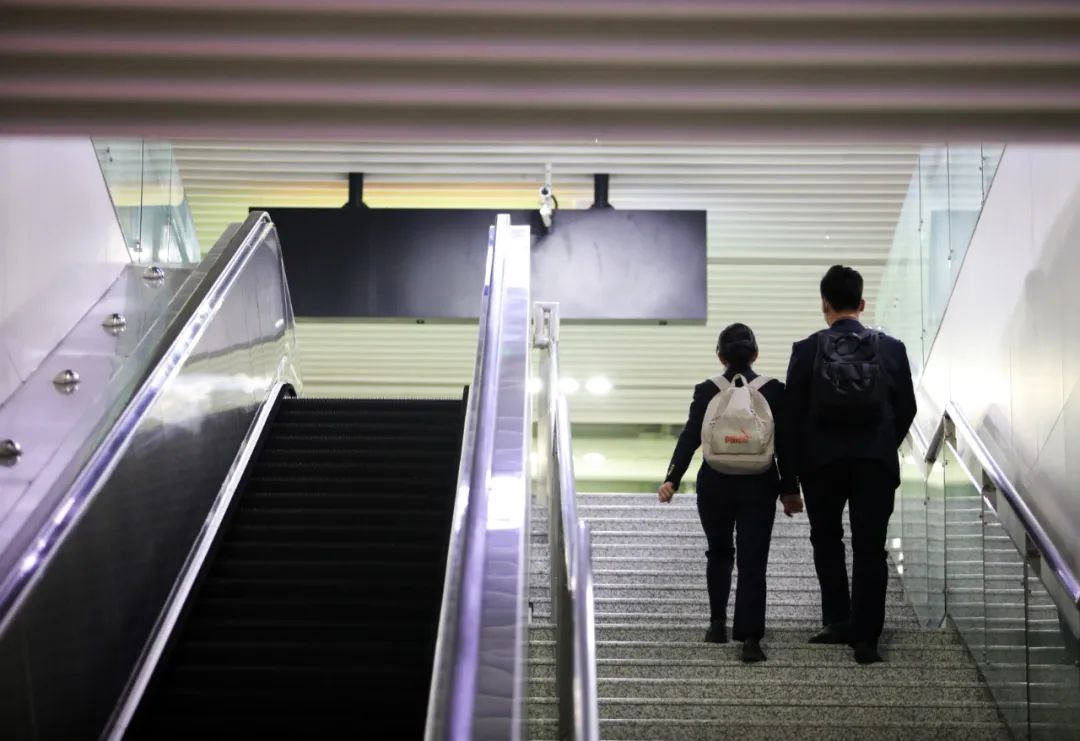 海燕与泰康从常平南站一起上班的场景 海燕与泰康从常平南站一起上班的场景