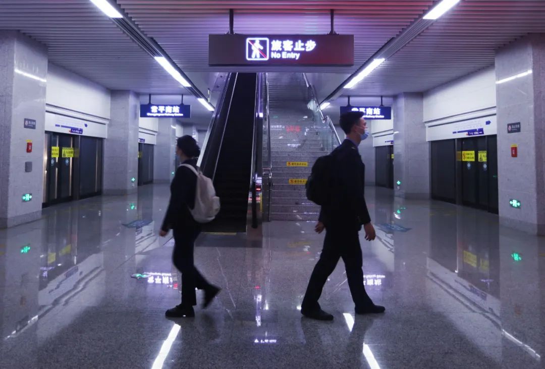 俩人在常平南站一人往左,一人往右,乘坐城轨前往各自的站点工作 俩人在常平南站一人往左,一人往右,乘坐城轨前往各自的站点工作