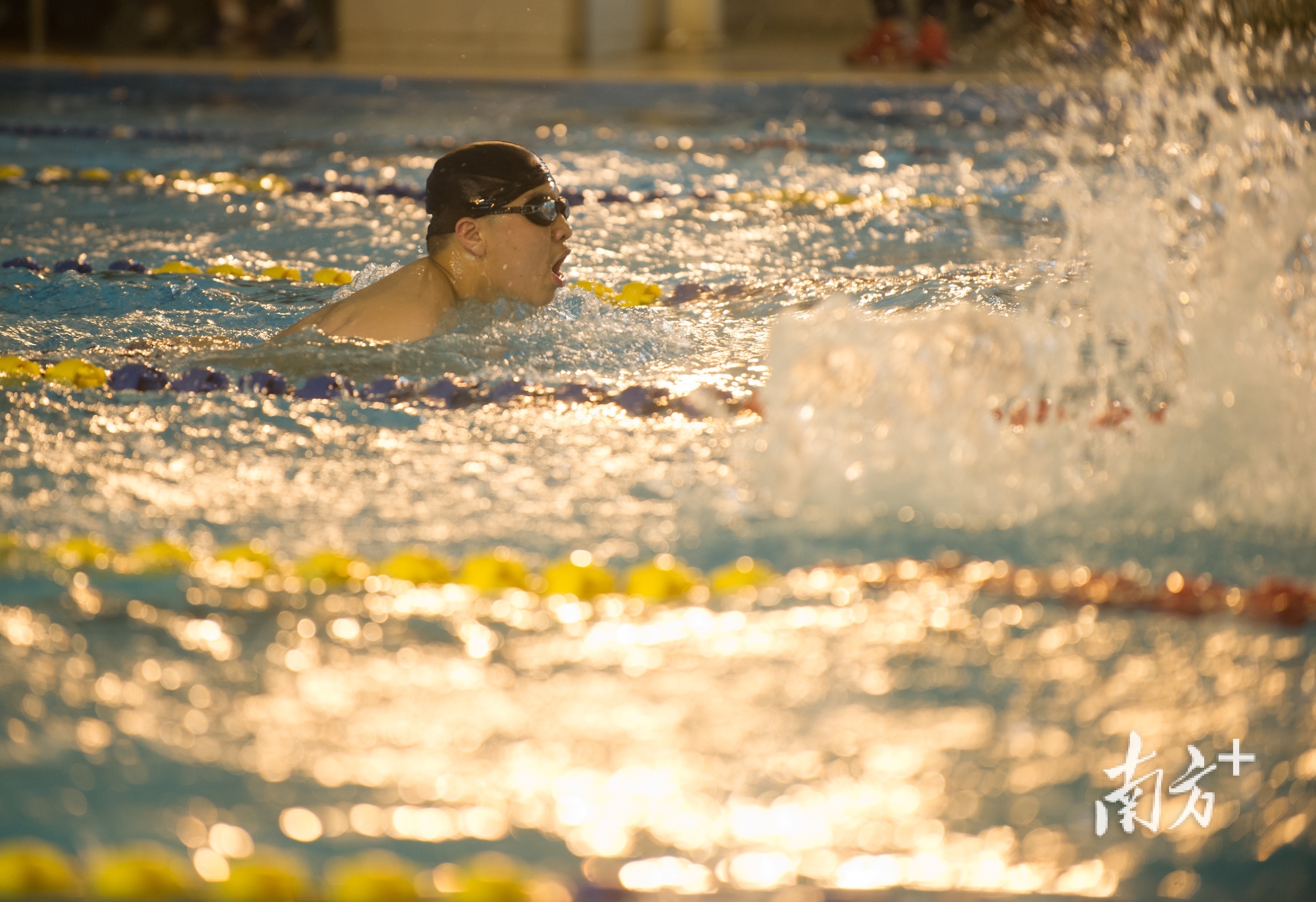 广州学生参加游泳考试.