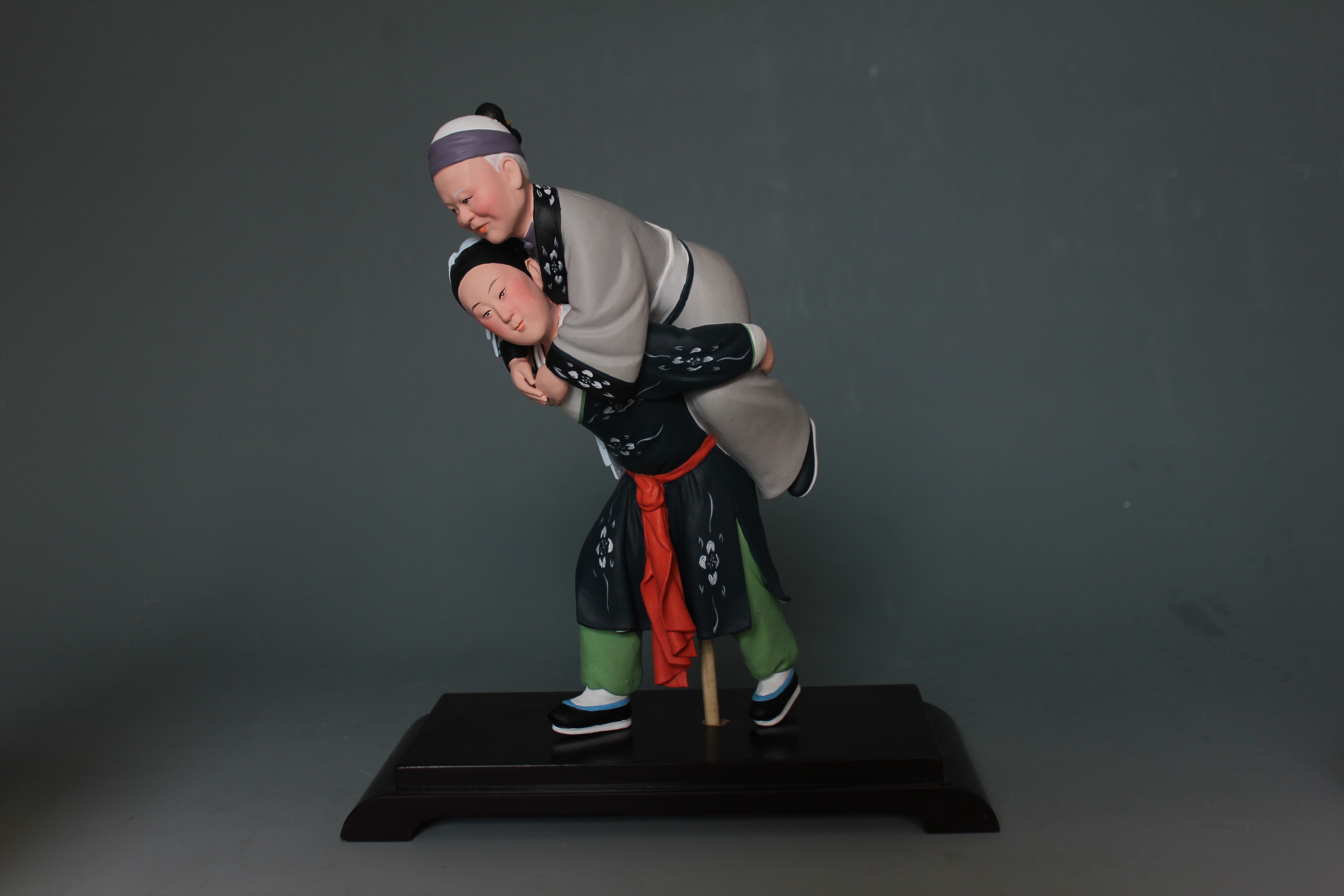 大吴泥塑市级传承人吴宏城作品《行佣供母》 大吴泥塑市级传承人吴宏城作品《行佣供母》