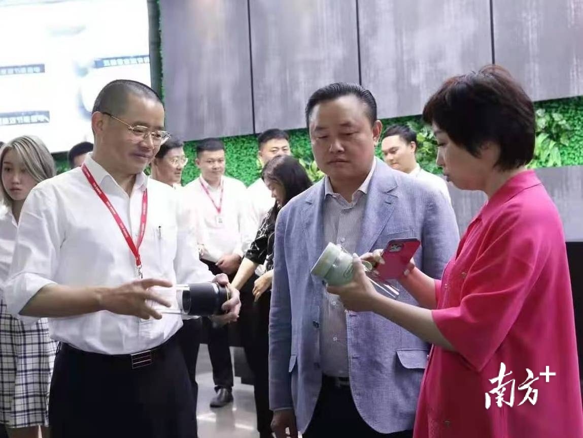 黄光裕一行在格兰仕参观。 黄光裕一行在格兰仕参观。