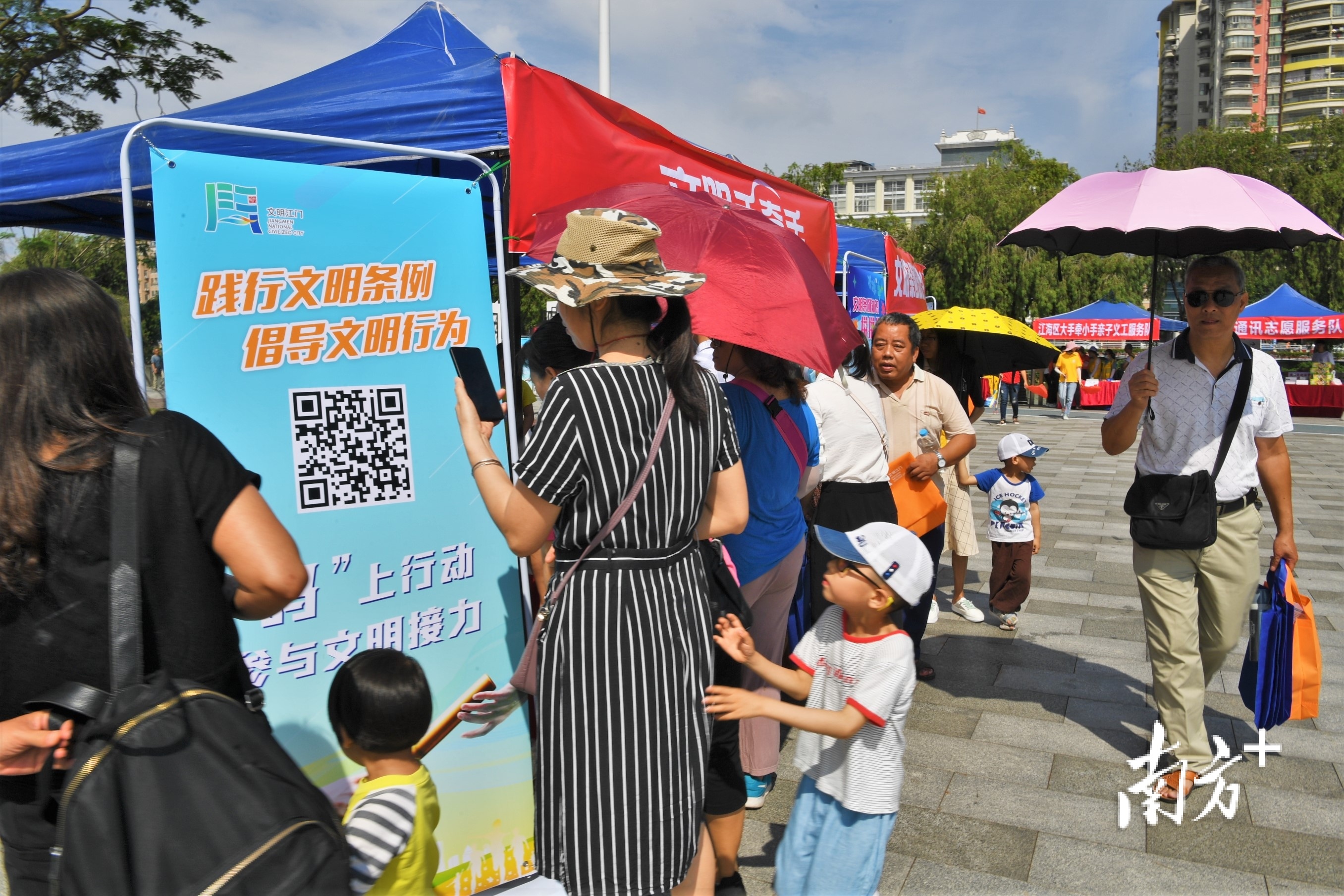 市民踊跃扫码，助力文明行为接力传递。杨兴乐 摄