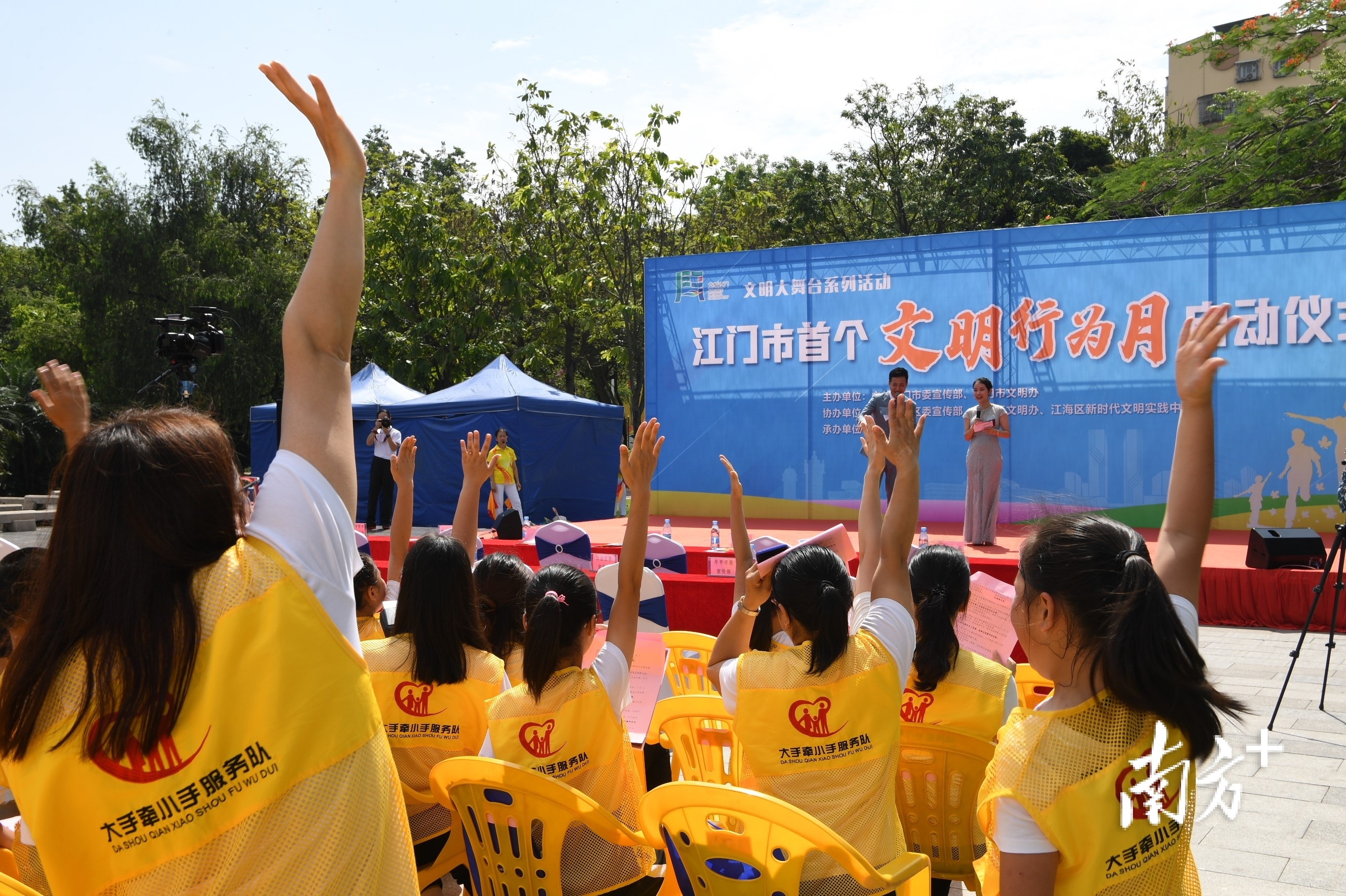 市民踊跃抢答《江门市文明行为促进条例》知识问题.杨兴乐 摄