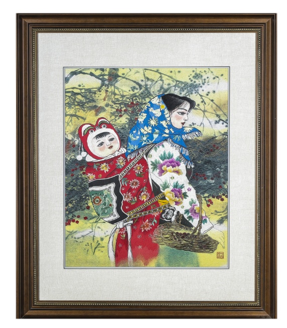 潮绣艺人佘旭垒在潮绣中绣出一位背着孩子赶路的年轻母亲。