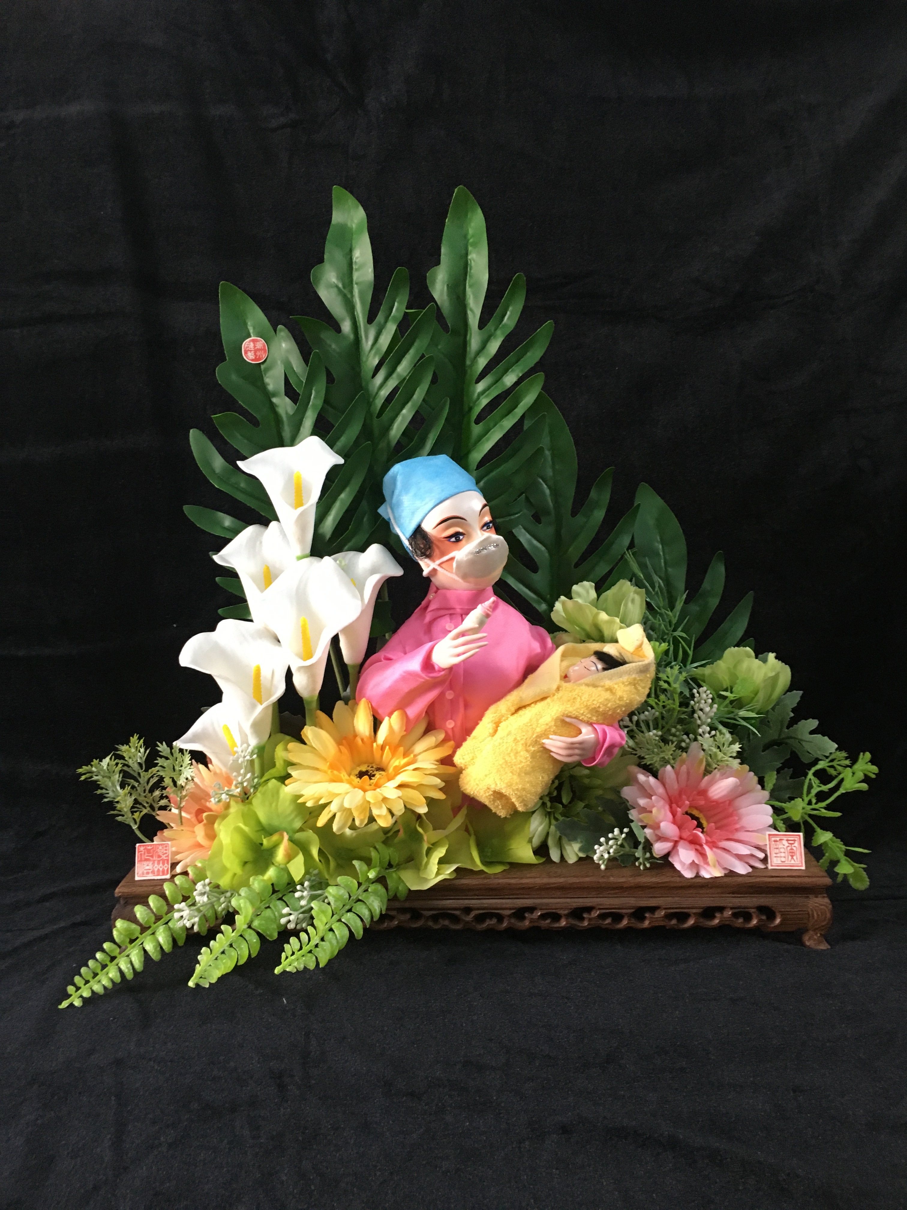 潮州花灯市级传承人黄韬的作品《悉心呵护的潮州“临时”代理妈妈》取材于抗疫期间发生在潮州的一宗真实个案。 潮州花灯市级传承人黄韬的作品《悉心呵护的潮州“临时”代理妈妈》取材于抗疫期间发生在潮州的一宗真实个案。