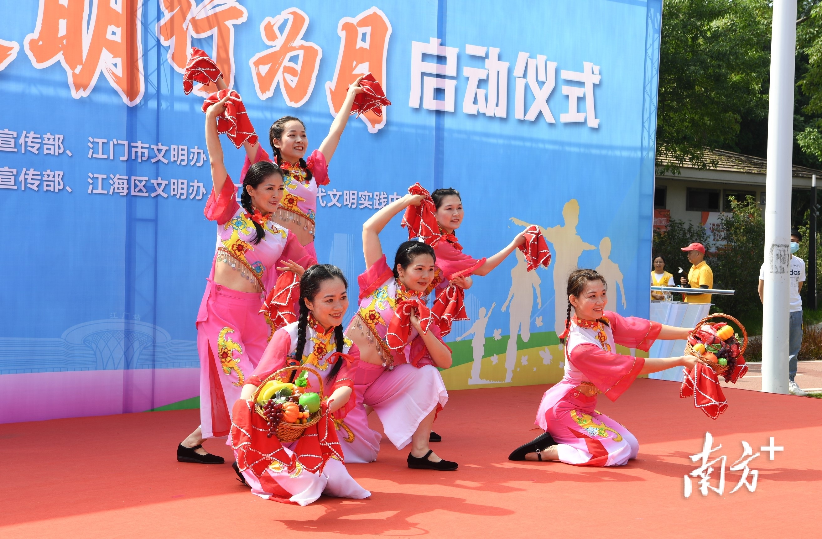 开场舞蹈《我们的幸福生活》。杨兴乐 摄