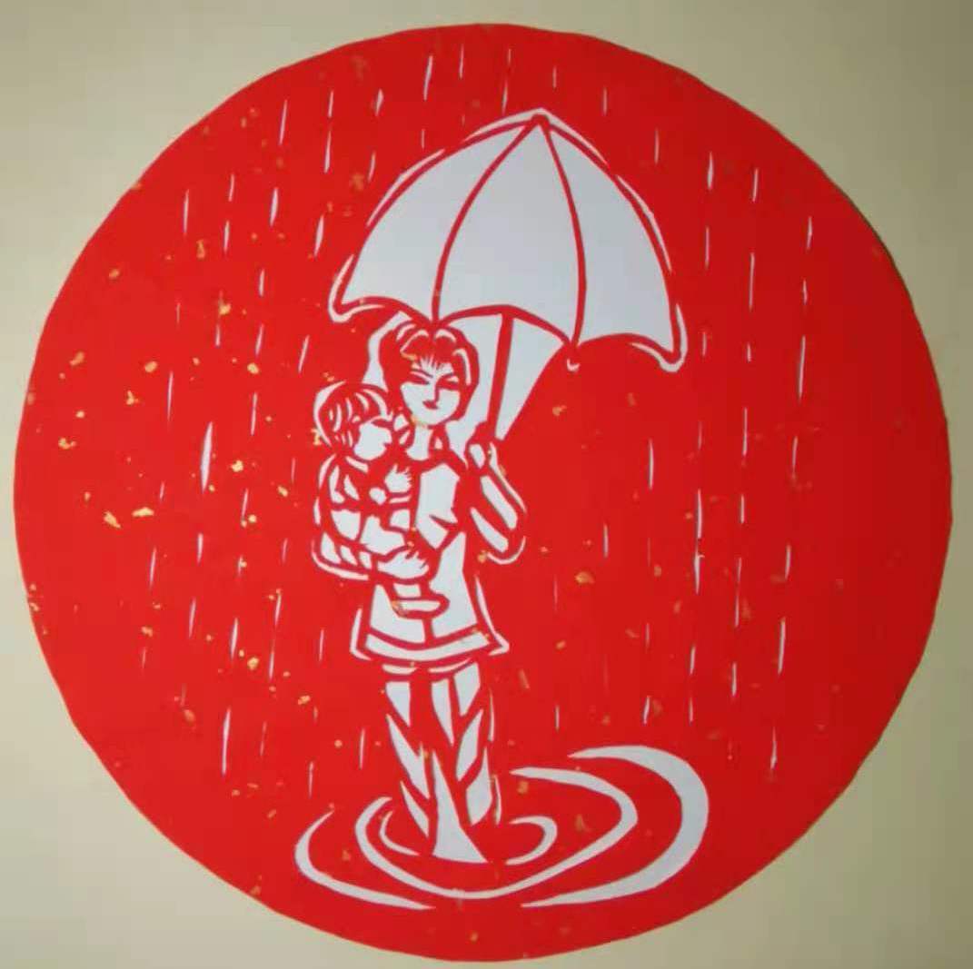 潮州剪纸,表现下雨天时一手抱孩子,一手撑雨伞的母亲。{作者:叶真巧} 潮州剪纸,表现下雨天时一手抱孩子,一手撑雨伞的母亲。{作者:叶真巧}