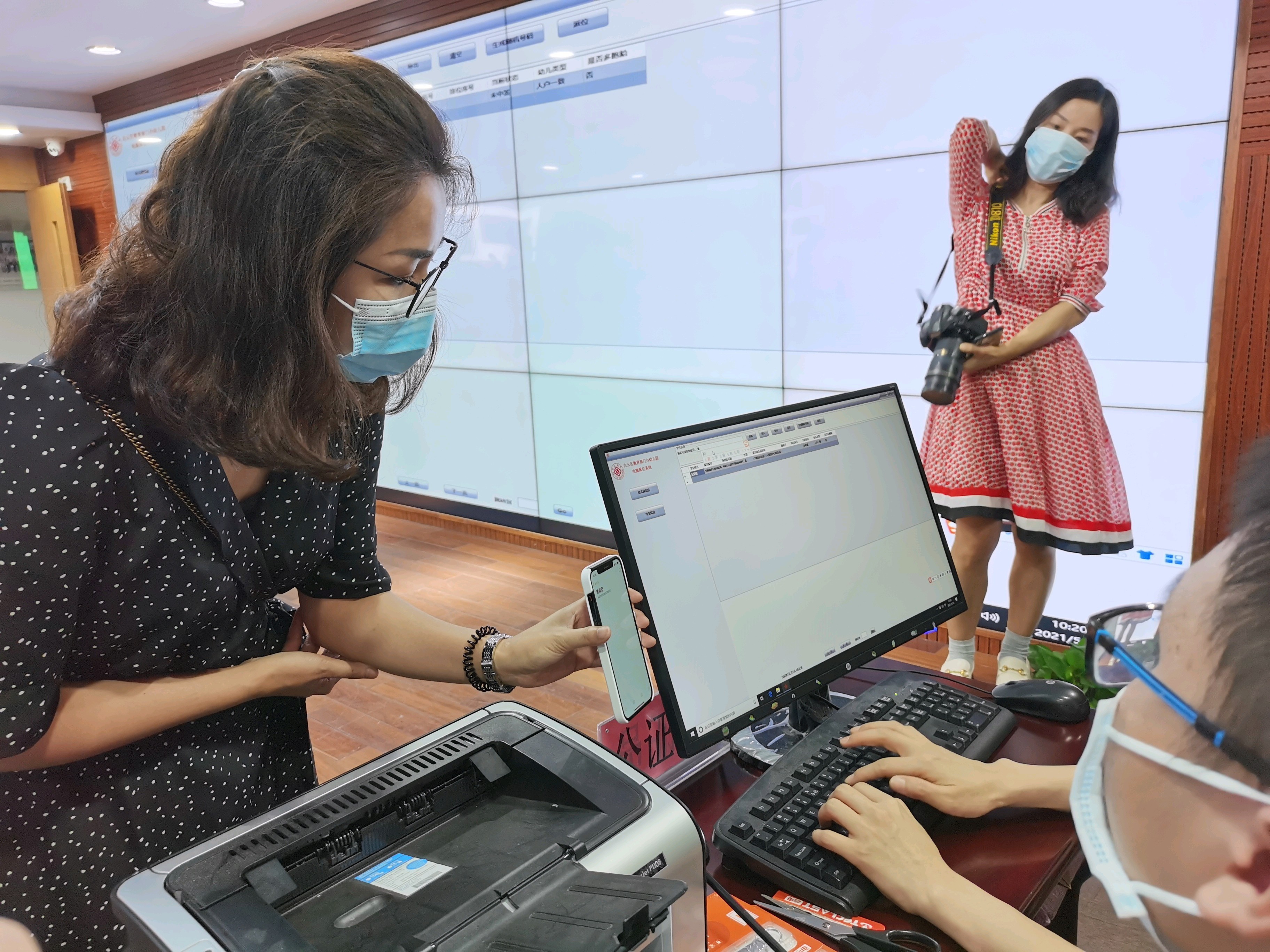 家长现场核实中签结果