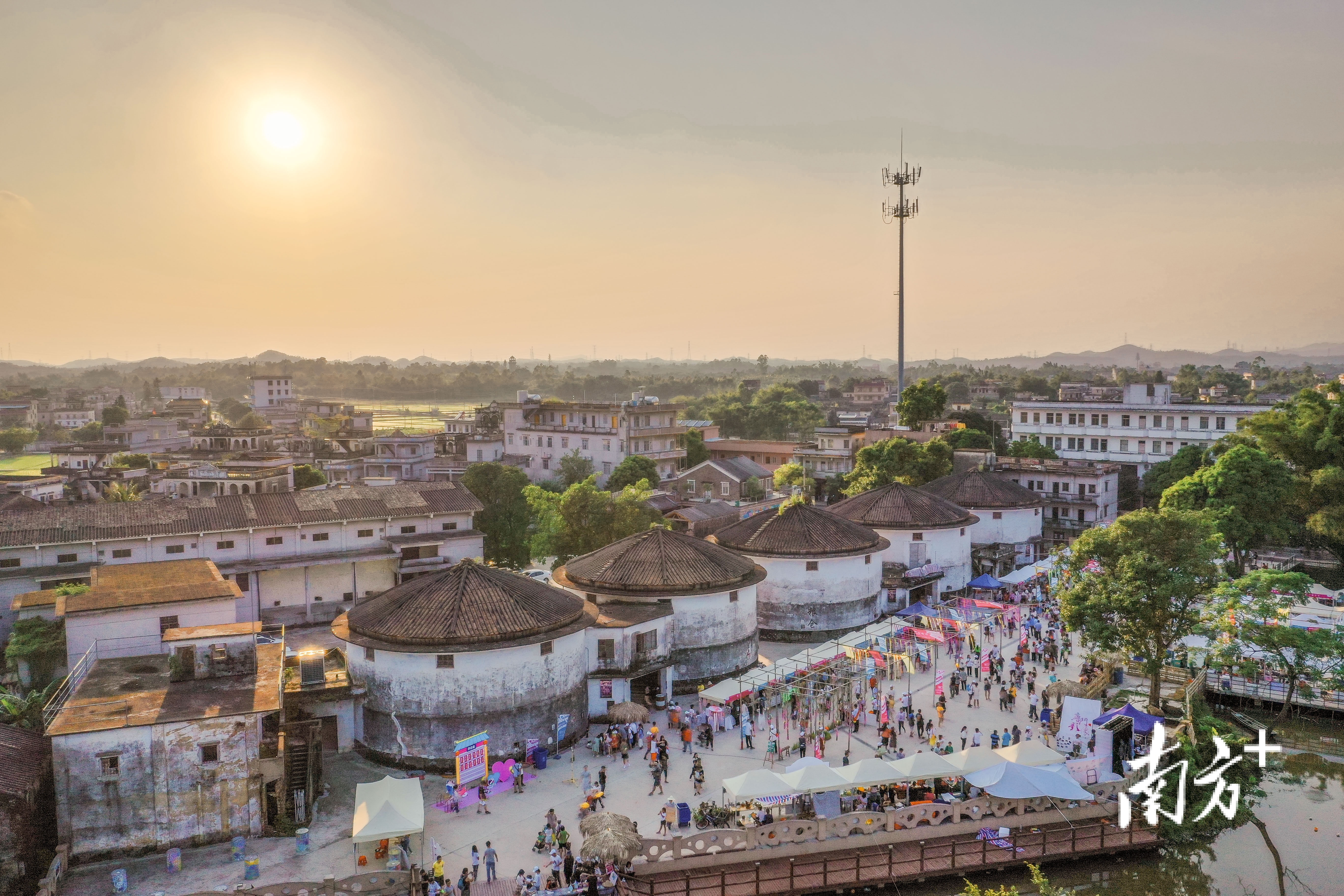 开平塘口镇宅群村在举办粮仓集市活动。江门市农业农村局供图者 黄烨倩 开平塘口镇宅群村在举办粮仓集市活动。江门市农业农村局供图者 黄烨倩