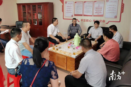 全国人大代表何桂芳在全国人大代表联络站开展接访活动。